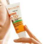 ضدآفتاب بی‌رنگ پوست چرب بیوکسین SPF50 حجم ۵۰ میل - Image 2